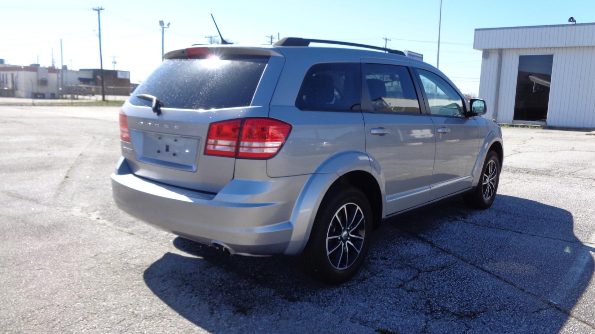 2018 SILVER /Black Dodge Journey SE (3C4PDCAB7JT) with an 2.4L L4 DOHC 16V engine, Automatic transmission, located at 2812 White Horse Road, Greenville, SC, 29611, (864) 269-1711, 34.808655, -82.434776 - 2.4 LITER 4 CYLINDER ENGINE,17 INCH ALLOY WHEELS,ANTI LOCK BRAKES,ANTI THEFT SYSTEM,2 ZONE A/C CLIMATE CONTROL,TILT/REACH STEERING,DUAL AIRBAGS,FRONT/SIDE REAR AIRBAGS,BODY COLOR BUMPERS AND DOOR HANDLES,CRUISE CONTROL,AUTOMATIC HEADLIGHTS,USB/AUX OUTLET,VANITY MIRRORS,TRACTION CONTROL,POWER MIRRORS - Photo#3